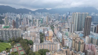 Yayılan bir şehir manzarasının havadan görüntüsü