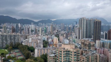 Yayılan bir şehir manzarasının havadan görüntüsü