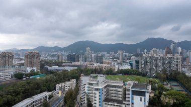 Konut bloklarını gösteren panoramik bir şehir görüntüsü,