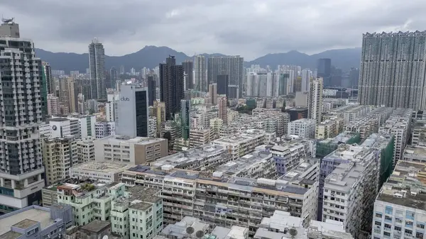 Yoğun inşa edilmiş modern yüksek binalarla geniş bir kentsel alan.