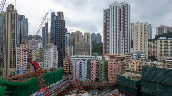 Modern yüksek binaların yer aldığı şehir manzarası