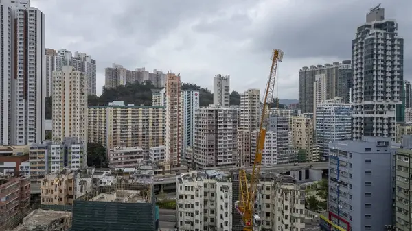 Modern yüksek binaların yer aldığı şehir manzarası