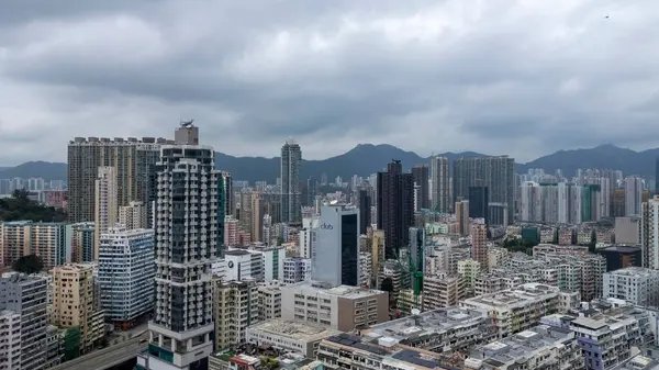 Modern yüksek binaların yer aldığı şehir manzarası