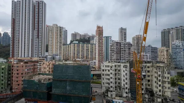 Modern yüksek binaların yer aldığı şehir manzarası