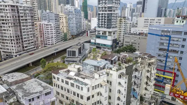 Modern yüksek binaların yer aldığı şehir manzarası