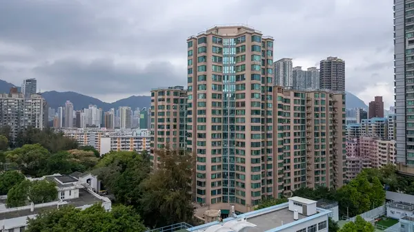 Kule kulesi ve kırmızı kiremitleri olan tarihi kilise.,