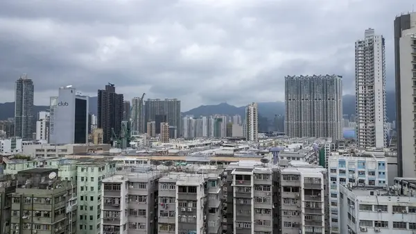 Kule kulesi ve kırmızı kiremitleri olan tarihi kilise.,