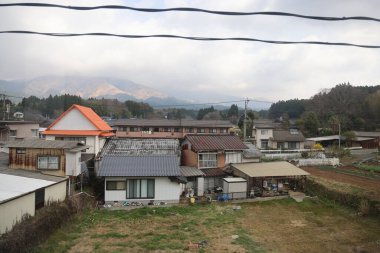Geleneksel evlerin, yemyeşil bahçelerin yer aldığı köy.,