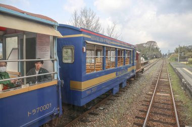 Kırsal bir tren istasyonunda, yolcuların eğlendiği vagonlar.