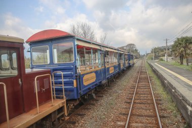 Kırsal bir tren istasyonunda, yolcuların eğlendiği vagonlar.