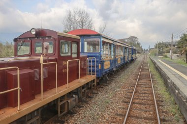 Kırsal bir tren istasyonunda, yolcuların eğlendiği vagonlar.