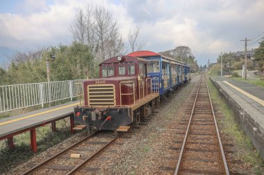 Kırsal bir tren istasyonunda, yolcuların eğlendiği vagonlar.