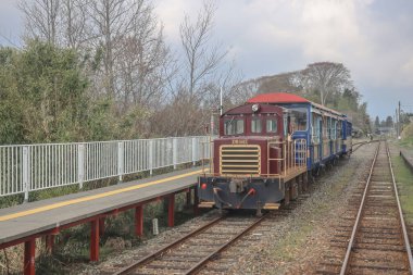 Kırsal bir tren istasyonunda, yolcuların eğlendiği vagonlar.
