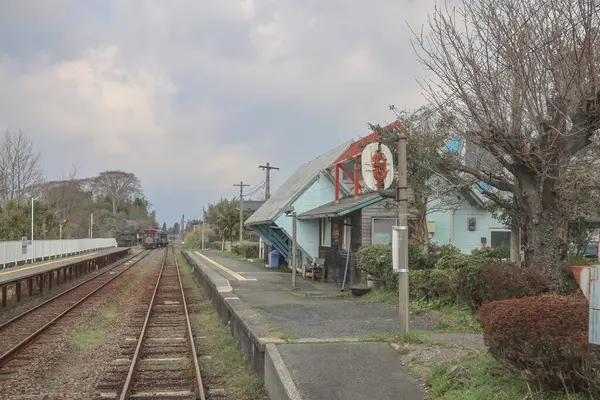 Çiçeklerin açtığı huzurlu kırsal tren istasyonu