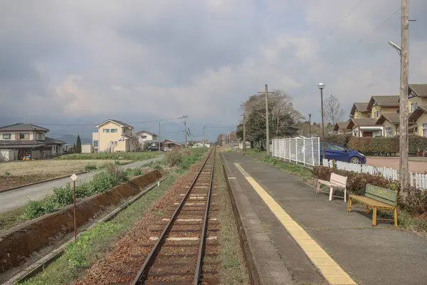 Tren yolu kırsal bir istasyonda yavaşça kıvrılır.