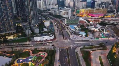 Shing Kai Yolu boyunca hareketli şehir hayatı, 12 Mayıs 2025  