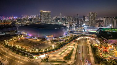 Alacakaranlıkta aydınlanan modern şehir manzarasının panoramik görüntüsü