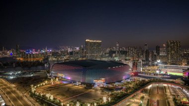 Gece büyüleyici şehir manzarası canlı şehir ışıklarını sergiliyor.,