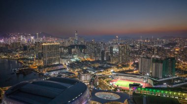 Alacakaranlıkta aydınlanan modern şehir manzarasının panoramik görüntüsü