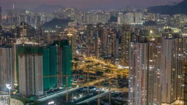 Aydınlatılmış gökdelenlerin yer aldığı canlı bir şehir manzarası