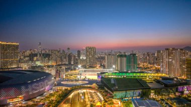 Alacakaranlıktaki panoramik şehir manzarası aydınlatılmış binalar, yollar