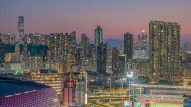 Aydınlatılmış gökdelenlerin yer aldığı canlı bir şehir manzarası