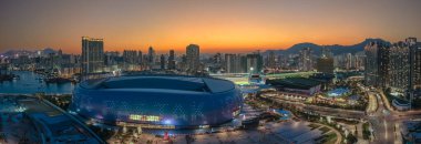 Gece büyüleyici şehir manzarası canlı şehir ışıklarını sergiliyor.,