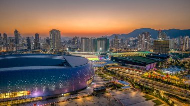 Gece büyüleyici şehir manzarası canlı şehir ışıklarını sergiliyor.,