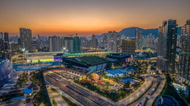 Aydınlatılmış gökdelenleri çeken canlı bir şehir manzarası