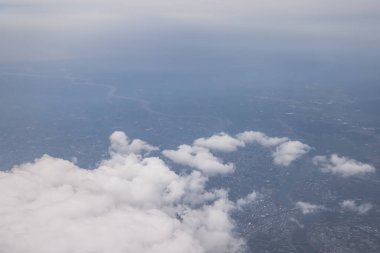 Bulutların üzerinden manzara, doğal bir nehri gösteriyor.