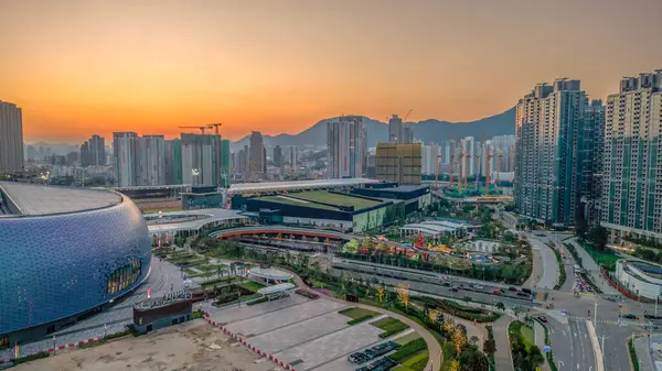 Şehir manzarası günbatımında canlı ve modern bir şehir sergiliyor.
