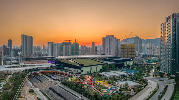 Şehir manzarası günbatımında canlı ve modern bir şehir sergiliyor.