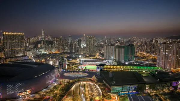 Alacakaranlıktaki panoramik şehir manzarası aydınlatılmış binalar, yollar