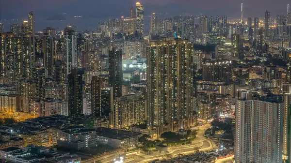 Aydınlatılmış gökdelenlerin yer aldığı canlı bir şehir manzarası