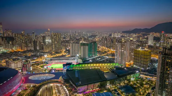Alacakaranlıktaki panoramik şehir manzarası aydınlatılmış binalar, yollar