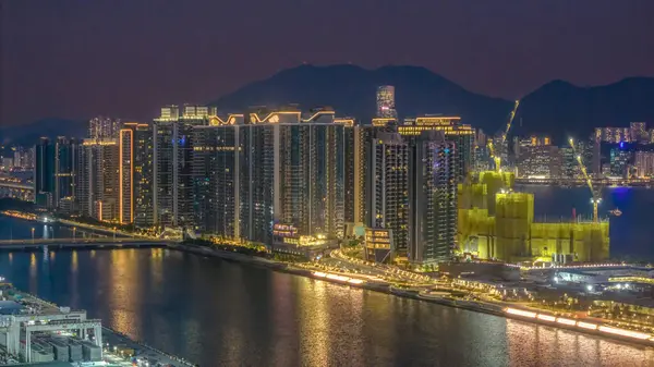 Canlı bir şehir manzarasının yer aldığı gece görüşü