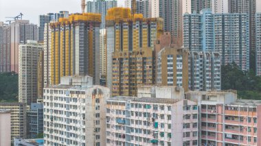 İnşaat halindeki yüksek binalarla yakalandı, konut yapılarıyla çevrili ve...