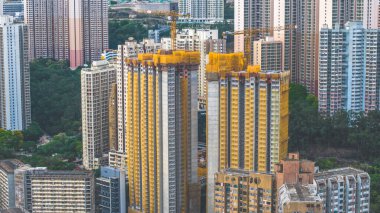 İnşaat halindeki yüksek binalarla yakalandı, konut yapılarıyla çevrili ve...