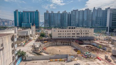 Yakınındaki gökdelenleri olan canlı bir şehirde inşaat alanı..