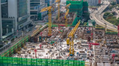 hareketli şehir ortamı modern bir yapı sergiliyor