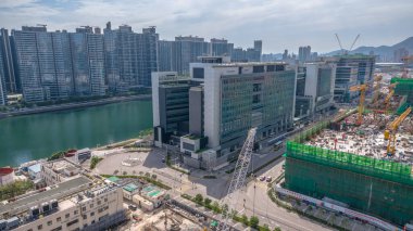 hareketli şehir ortamı modern bir yapı sergiliyor