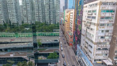 Yüksek katlı kentsel binaların parlak cam cephe üzerine yansıyan manzarası,