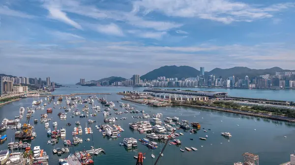 Sayısız tekneyle dolu güzel bir liman.