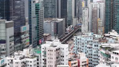 Kwun Tong 'daki hareketli sokak pazarı 11 Mayıs 2025' te taze ürün ve canlı yerel kültürle doldu.