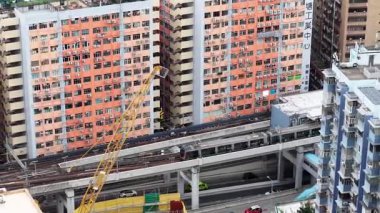 Kwun Tong 'daki hareketli sokak pazarı 11 Mayıs 2025' te taze ürün ve canlı yerel kültürle doldu.