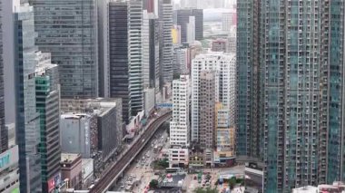 Kwun Tong 'daki hareketli sokak pazarı 11 Mayıs 2025' te taze ürün ve canlı yerel kültürle doldu.