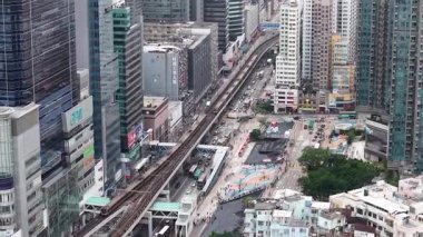 Kwun Tong 'daki hareketli sokak pazarı 11 Mayıs 2025' te taze ürün ve canlı yerel kültürle doldu.