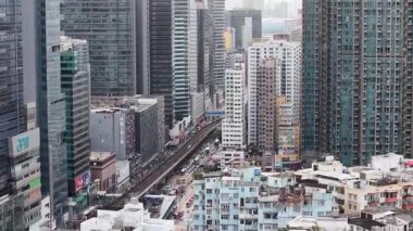 Kwun Tong 'daki hareketli sokak pazarı 11 Mayıs 2025' te taze ürün ve canlı yerel kültürle doldu.