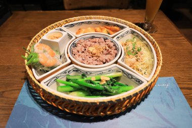 Estetik olarak sunulan geleneksel Asya yemeği pilav, buharda pişirilmiş