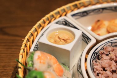 Çok güzel sunulmuş geleneksel Asya yemekleri çeşitli yemekler içeriyor.